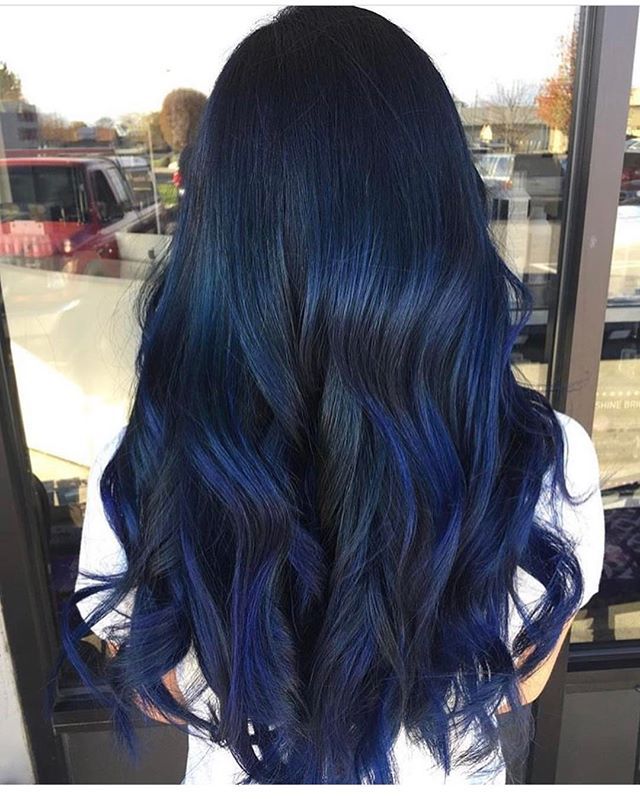 Jeune femme de dos avec coloration Midnight Blue Hair